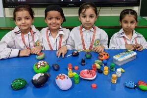 ग्रीन लैंड कॉनवैंट स्कूल, सैक्टर-32, चण्डीगढ़ रोड में आयोजित स्टोन पेंटिंग गतिविधि