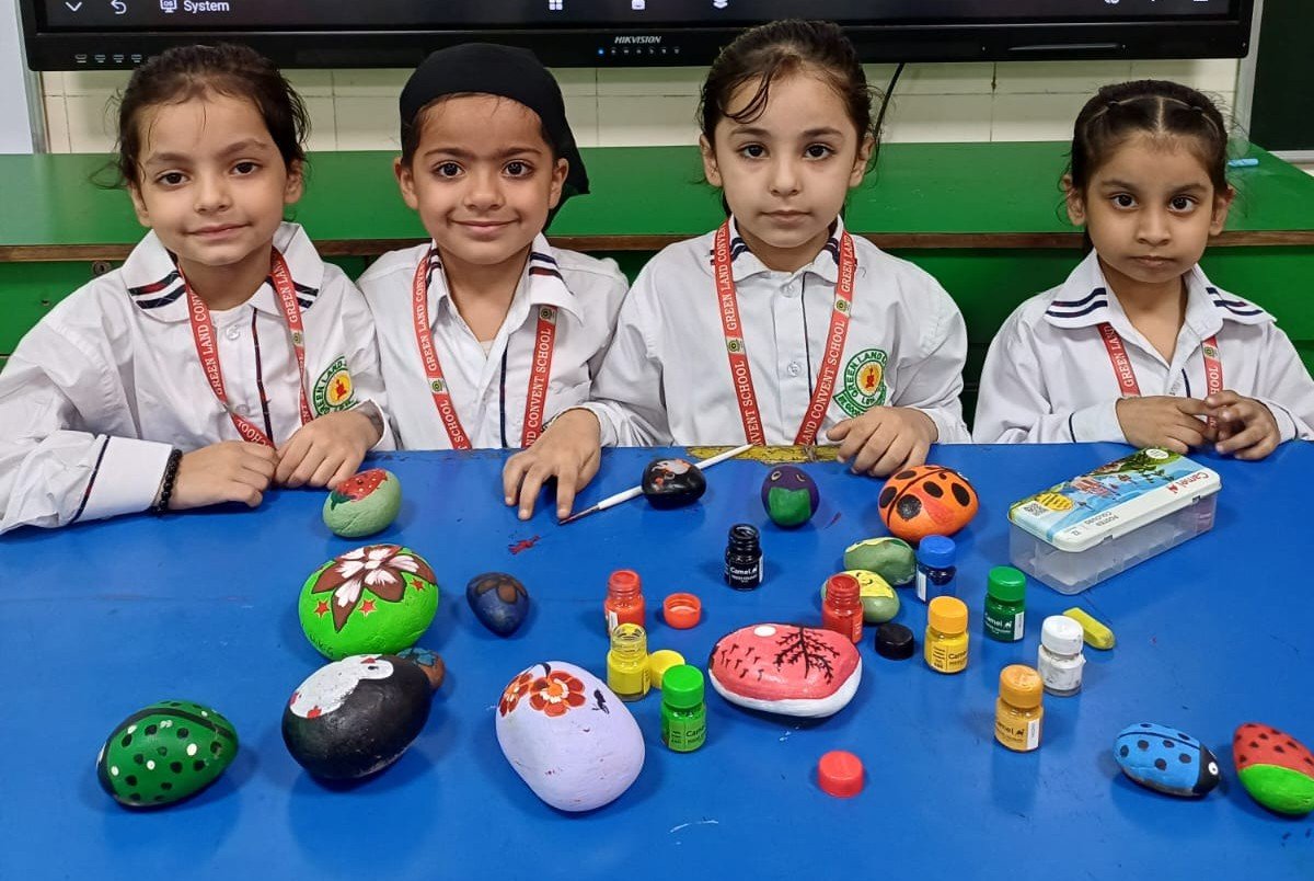 ग्रीन लैंड कॉनवैंट स्कूल, सैक्टर-32, चण्डीगढ़ रोड में आयोजित स्टोन पेंटिंग गतिविधि