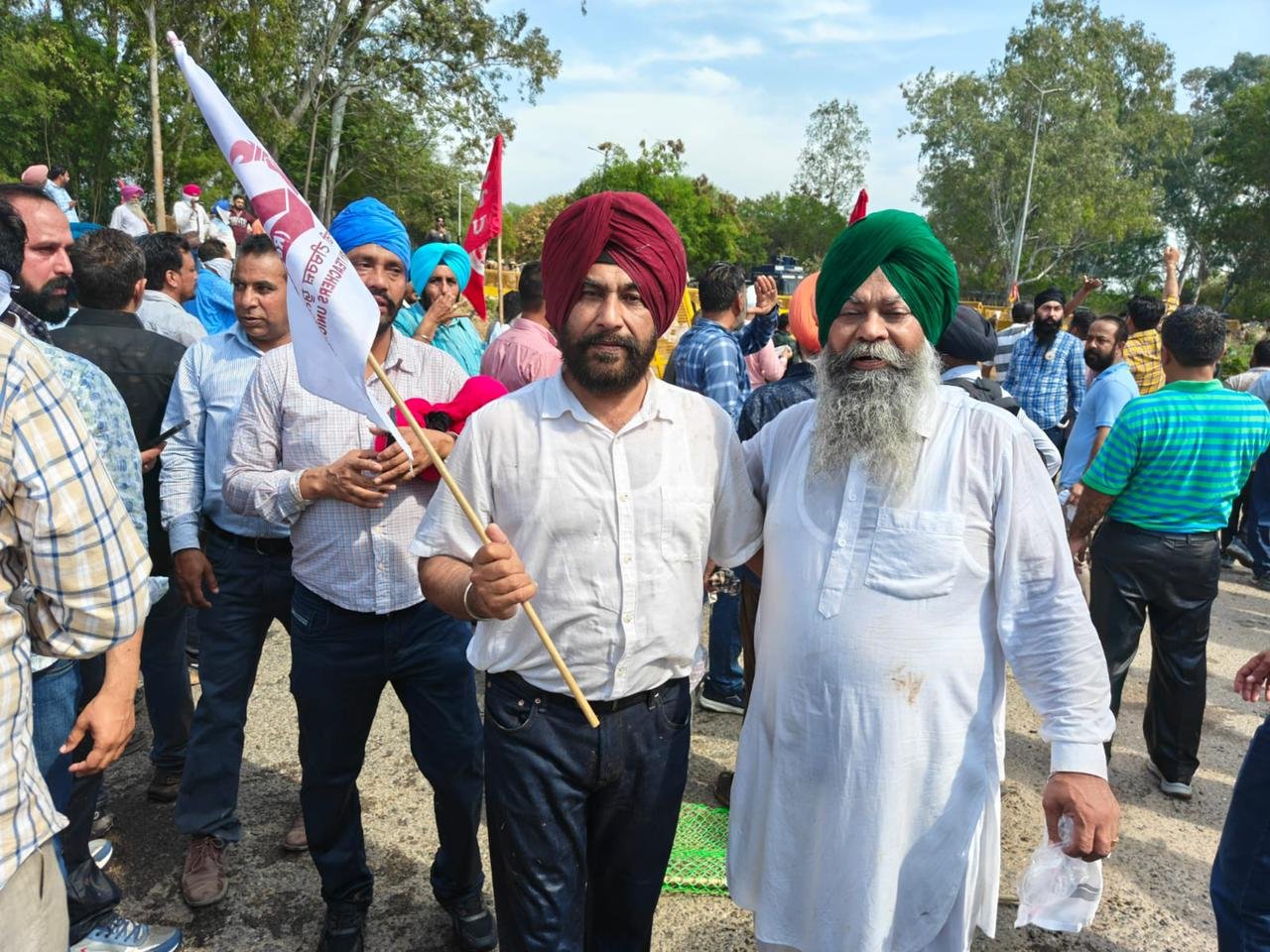 चंडीगढ़ में प्रदर्शनकारी अध्यापकों पर लाठीचार्ज और वाटर कैनन की बौछार