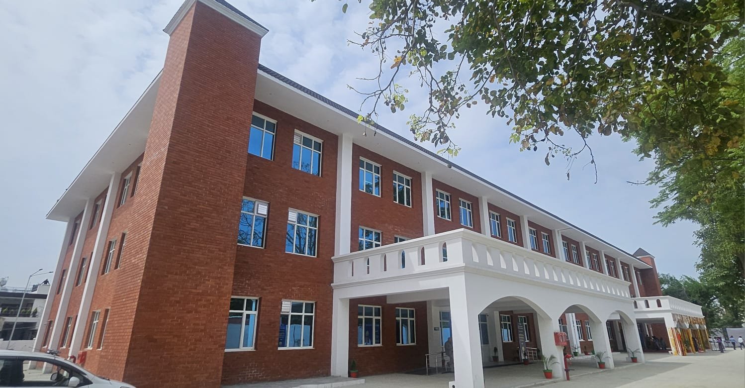 मुख्यमंत्री भगवंत सिंह मान धूरी सिविल अस्पताल के नए भवन का उद्घाटन करते हुए, साथ में आर्किटेक्ट संजय गोयल