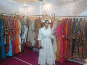 मुंबई की नौशीना द्वारा तैयार परिधान बने आकर्षण का केन्द्र