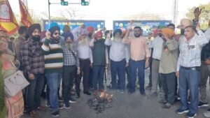 जबरन TET के खिलाफ लुधियाना में अध्यापकों का प्रदर्शन, सरकार का पुतला फूंका