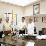 मित्तल ने राज्यपाल कटारिया को दिया निमंत्रण